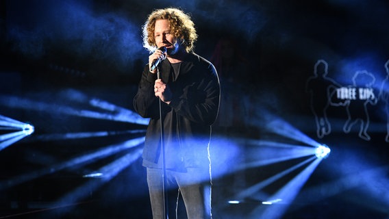 Michael Schulte singt bei der Aftershow-Party "You Let Me Walk Alone" © NDR Foto: Uwe Ernst