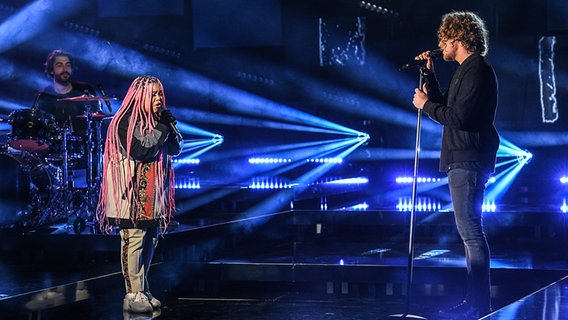 Zoe Wees und Michael Schulte singen bei der Aftershow-Party "You Let Me Walk Alone" © NDR Foto: Uwe Ernst