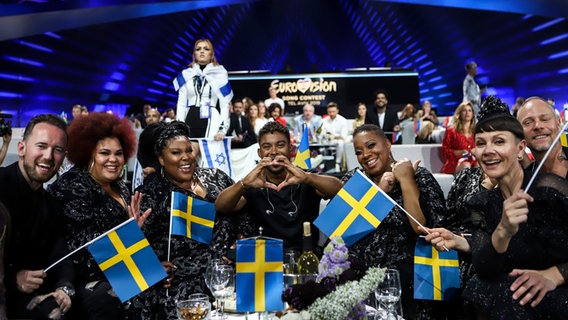 Der schwedische Sänger John Lundvik mit seiner Delegation im Greenroom. © eurovision.tv Foto: Thomas Hanses