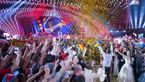 Måns Zelmerlöw auf der ESC-Bühne in Wien. © NDR Foto: Rolf Klatt