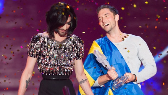 Conchita und Måns Zelmerlöw im Goldregen auf der Showbühne. © NDR Foto: Rolf Klatt