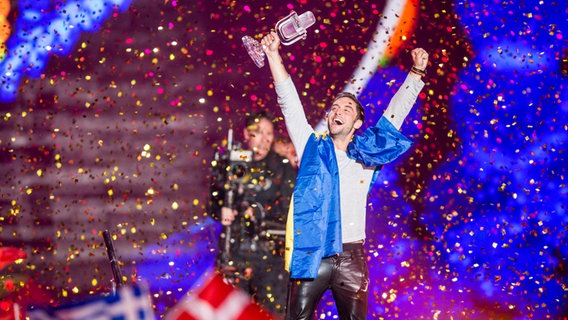Måns Zelmerlöw reckt den Siegerpokal auf der ESC-Bühne in Wien in die Höhe. © NDR Foto: Rolf Klatt