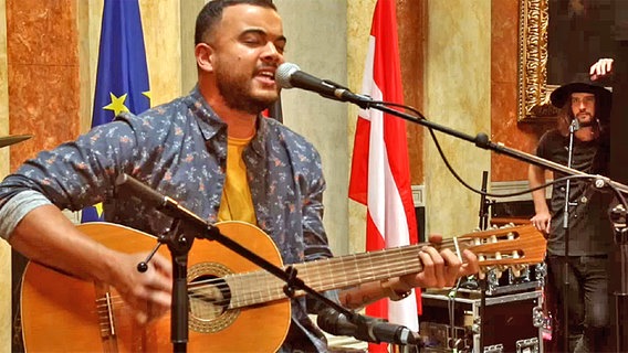 Guy Sebastian tritt am 19. Mai 2015 in der australischen Botschaft in Wien auf. © Eurovision.de 