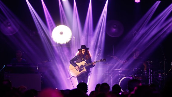 Sendi steht beim ESC-Clubkonzert auf der Bühne der Großen Freiheit 36 in Hamburg. © NDR Foto: Rolf Klatt