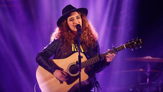 Sendi steht beim ESC-Clubkonzert auf der Bühne der Großen Freiheit 36 in Hamburg. © NDR Foto: Rolf Klatt