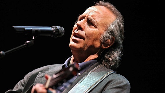 Der Sänger Joan Manuel Serrat spielt 2010 bei einem Auftritt in Montevideo in Uruguay Gitarre und singt. © picture alliance / dpa Foto: Ivan Franco