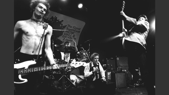 Die britische Punkrockband Sex Pistols bei einem Auftritt in New York im Jahr 1978 Die britische Punkrockband Sex Pistols bei einem Auftritt in New York im Jahr 1978 © picture alliance / dpa | UPI