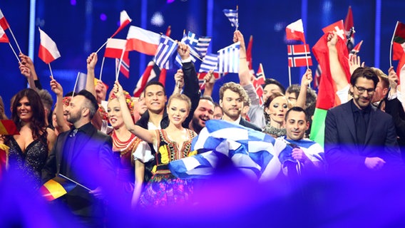 Die Kandidaten des zweiten ESC-Halbfinals auf der Bühne. © NDR Foto: Rolf Klatt