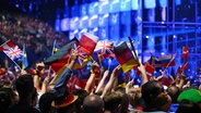 ESC-Publikum schwenkt Fahnen verschiedener Länder © NDR/Rolf Klatt Foto: Rolf Klatt