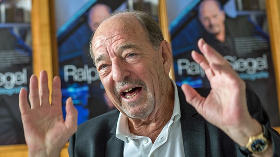 Ralph Siegel präsentiert am 08.09.2015 seine Autobiografie in München (Bayern). © dpa Foto: Matthias Balk