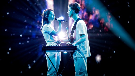 Zala Kralj & Gašper Šantl auf der Bühne beim 1. Halbfinale © eurovision.tv Foto: Thomas Hanses