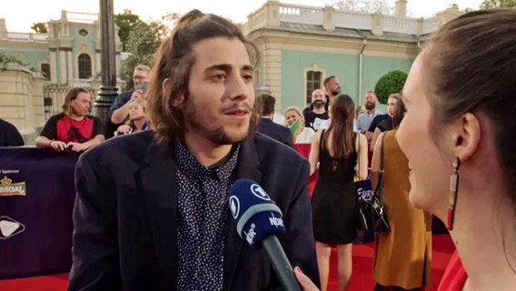 Portugals Teilnehmer Salvador Sobral gibt am roten Teppich bei der ESC-Eröffnung ein Interview. © NDR 