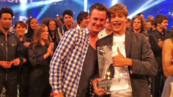 Der erfolgreiche Musikmanager Konrad Sommermeyer und Tim Bendzko mit dem Siegerpokal vom Bundesvision Song Contest.  