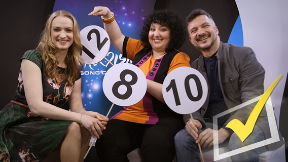 Veronika Emily Pohl, Comedian Meltem Kaptan und Irving Wolther im Songcheck-Studio © ndr.de Foto: Merlin Schrader