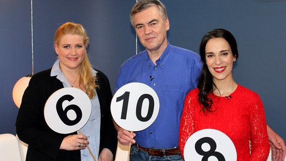 Anke Harnack, Jan Feddersen und Alina Stiegler beim ersten ESC-Songcheck im Studio. © NDR Foto: Oliver Klebb