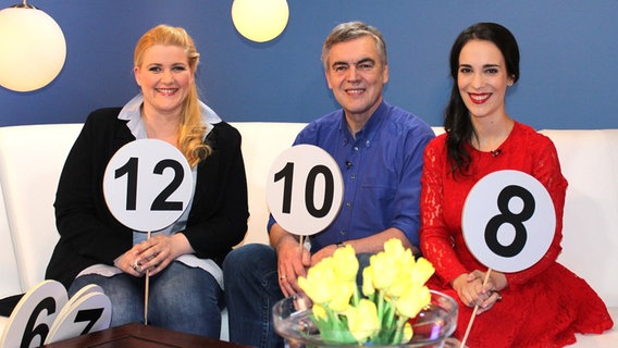 Anke Harnack, Jan Feddersen und Alina Stiegler beim ersten ESC-Songcheck im Studio. © NDR Foto: Oliver Klebb