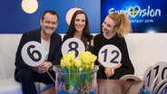 ESC-Songcheck mit Thomas Mohr, Moderatorina Alina Stiegler und Leslie Clio © NDR Foto: Stefanie Grossmann