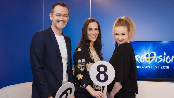 ESC-Songcheck mit Thomas Mohr, Moderatorin Alina Stiegler und Leslie Clio © NDR Foto: Stefanie Grossmann