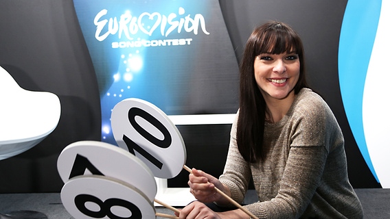 Songcheckerin Bernadette Hirschfelder von MDR Jump im Studio von eurovision.de © NDR 
