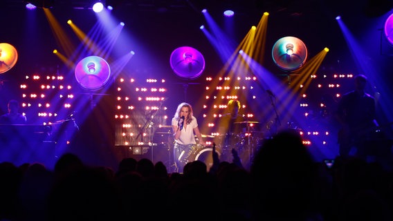 Sophie steht beim ESC-Clubkonzert auf der Bühne der Großen Freiheit 36 in Hamburg. © NDR Foto: Rolf Klatt