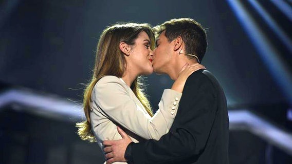 Amaia Romero und Alfred Garcia, die Sieger des spanischen ESC-Vorentscheids 2018, küssen sich auf der Bühne. © eurovision.tv 