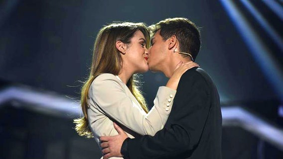 Amaia Romero und Alfred Garcia, die Sieger des spanischen ESC-Vorentscheids 2018, küssen sich auf der Bühne. Amaia Romero und Alfred Garcia, die Sieger des spanischen ESC-Vorentscheids 2018, küssen sich auf der Bühne. © eurovision.tv