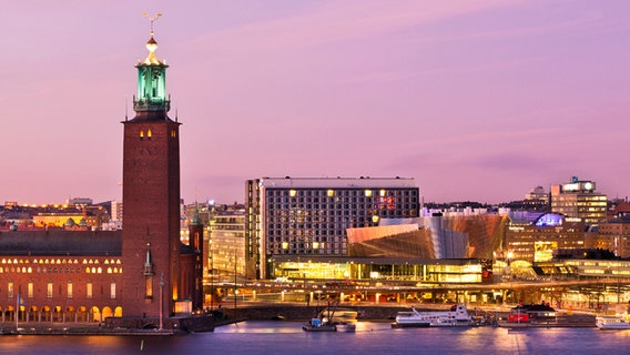 Blick auf das Rathaus und die Altstadt von Stockholm © Visit Stockholm Foto: Jeppe Wikström