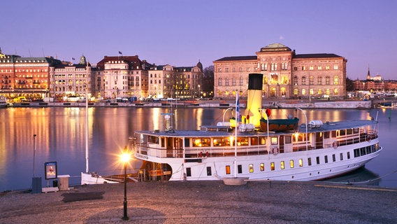 Ein Schiff liegt in der Altstadt von Stockholm im Hafen © Visit Stockholm Foto: Erik G Svensson