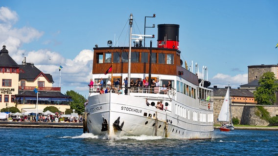 Ein Schiff im Hafen von Vaxholm in Schweden © Visit Stockholm Foto: Jeppe Wikström