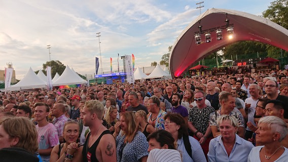 Blick ins Publikum: Fans beim ESC-Event "Schlager Evening" in Stockholm 2018. © NDR Foto: Marcel Stober