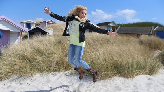 Natalie Horler springt am Strand von Skanör in die Luft. © NDR Foto: Rolf Klatt