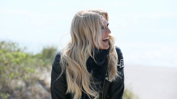 Natalie Horler von Cascada lächelt bei einem Pressetermin am Strand von Skanör. © NDR Foto: Rolf Klatt