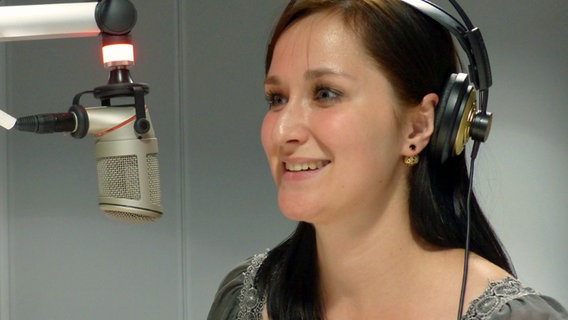 Sofia Tchernomordik in einem NDR Studio  