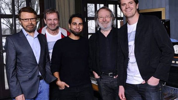 Björn Ulvaeus, Christer Björkman, Ash, Benny Andersson und Martin Österdahl. © EBU/Foto: Karin Törnblom 