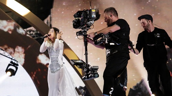 Lindita Halimi mit "World" auf der ESC-Bühne in Kiew. © Eurovision.tv Foto: Thomas Hanses