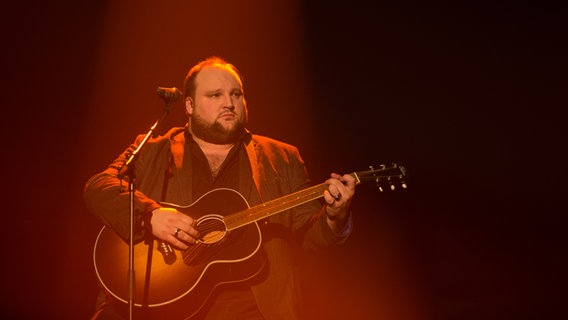 Der Sänger Alex Diehl auf der Bühne. © NDR Foto: Rolf Klatt