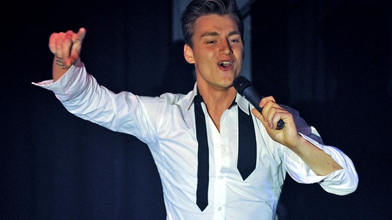 Alexej Vorobyow sang auf der Eurosong-Bühne in Amsterdam seinen Beitrag "Get You" © NDR Foto: Patricia Batlle