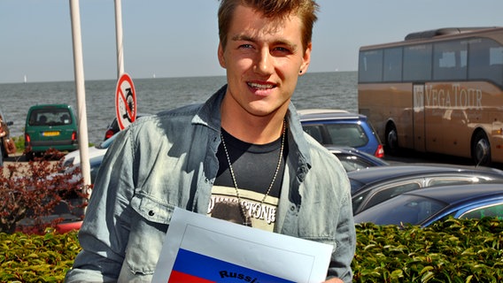 Alexej Vorobyov im niederländischen Hafenort Volendam, die Heimat der 3Js © NDR Foto: Patricia Batlle