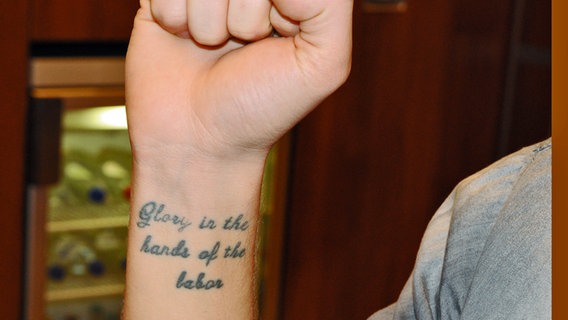 Alexey Vorobyovs Tatto auf dem rechten Handgelenk: "Glory in the hands of the labor" © NDR Foto: Patricia Batlle