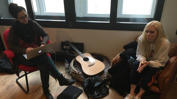 Aly Ryan (re.) mit der österreichischen Songwriterin Tamara Olorga beim Song Writing Camp in Berlin. © Marcel Stober 