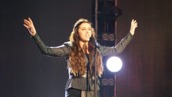 Die maltesische Teilnehmerin Amber bei ihrem Auftritt im Vorentscheid  Foto: Gordon Roxburgh/EBU