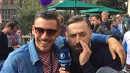 Bürger Lars Dietrich und der italienische ESC-Kandidat Francesco Gabbani (li.) © NDR 