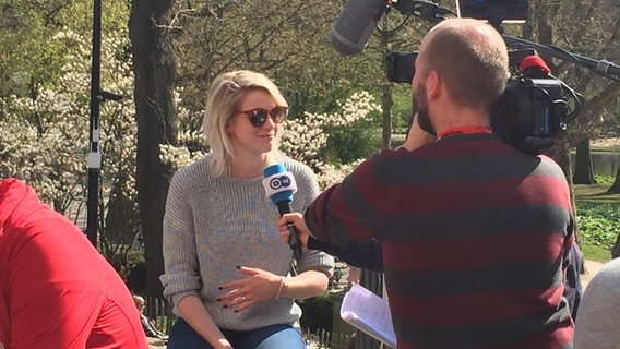 Levina wird interviewt © NDR 