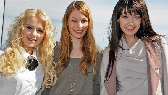 Mika Newton, Anna Rossinelli und Anastasia Vinnikova lächeln in Amsterdam für die Fotografen © NDR Foto: Patricia Batlle