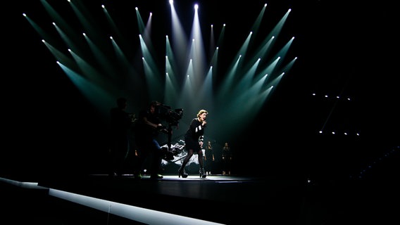 Die Sängerin Ann Sophie probt in Hannover auf der Bühne für den ESC-Vorentscheid © NDR Foto: Rolf Klatt