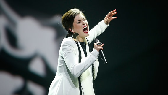 Ann Sophie singt mit weit offenem Mund und geschlossenen Augen in ein Mikrofon beim deutschen ESC-Vorentscheid. © NDR Foto: Rolf Klatt