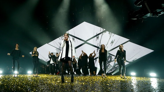 Ann Sophie steht singend auf der Bühne beim deutschen ESC-Vorentscheid, auf dem Boden liegt goldenes Konfetti. © NDR Foto: Rolf Klatt