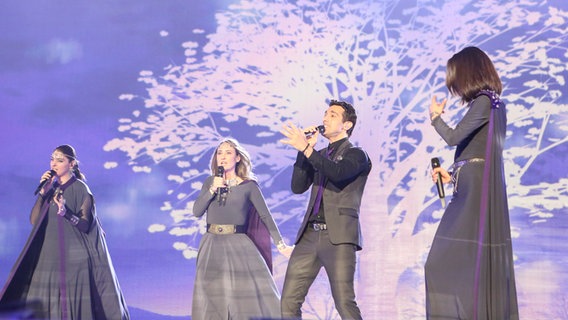 Eduard Romanyuta Genealogy Loïc Nottet proben auf der ESC-Bühne in Wien © EBU Foto: Thomas Hanses