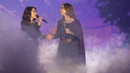 Zwei Sängerinnen von Genealogy beim ESC in Wien. © NDR Foto: Rolf Klatt