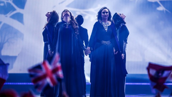 Zwei Sängerinnen von Genealogy beim ESC in Wien. © NDR Foto: Rolf Klatt